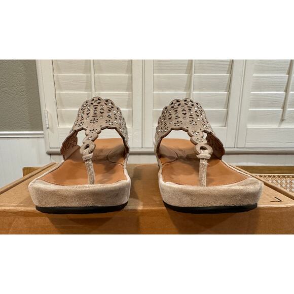 L'Amour Des Pieds Chuxley Women's Wedge Flip Flop Taupe Suede Size 9.5 NWOT - Picture 6 of 13
